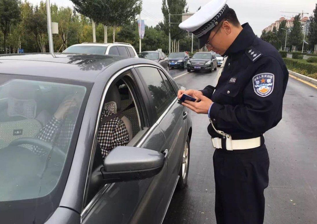 女子举报丈夫开车看美女，交警部门回应