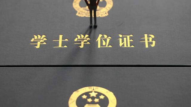 职场成功，能力、学历与态度的不可替代价值