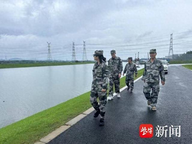 退伍军人跳桥救人，冻得通红