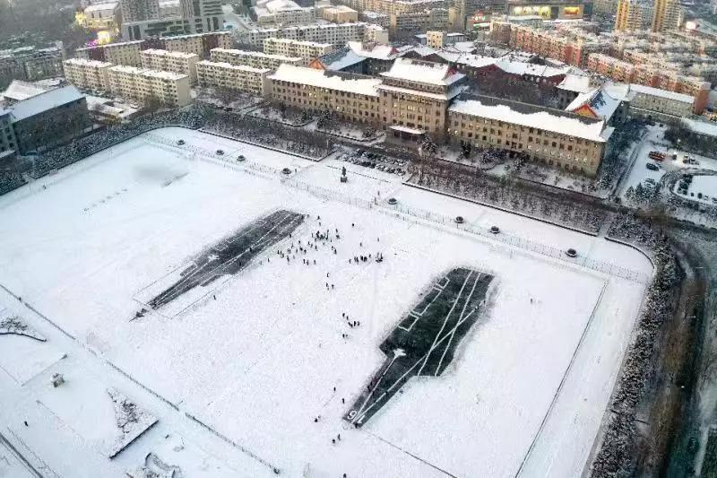 哈工程1600余名师生绘制雪地航母