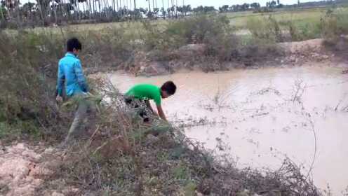 3名小孩溺水，民众用渔网捞？