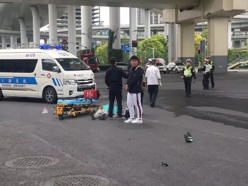 杭州摩托车撞护栏翻桥身亡事故