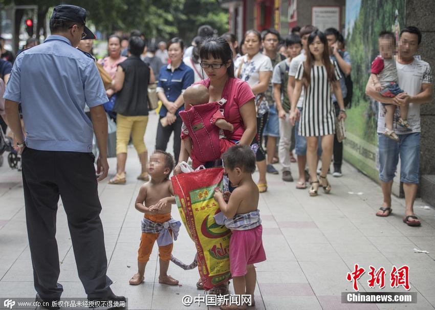 男子抱赤裸幼子站街头，部门介入处理