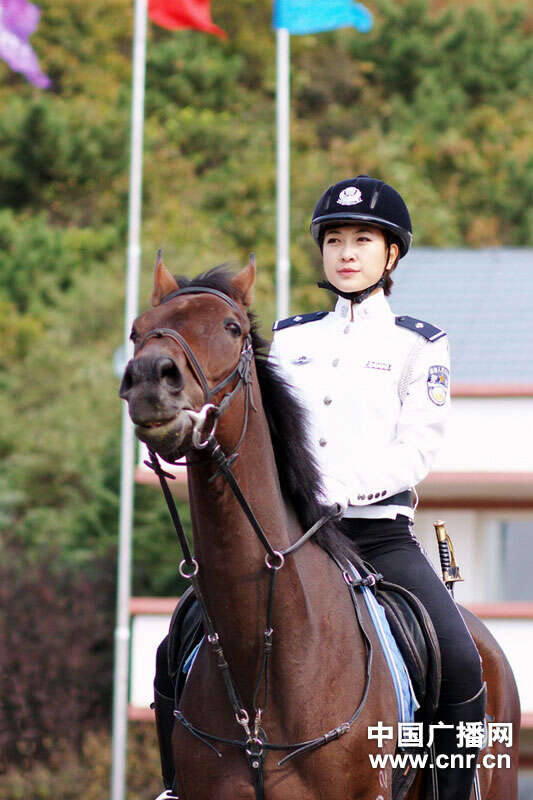 杭州女骑警神似贾静雯