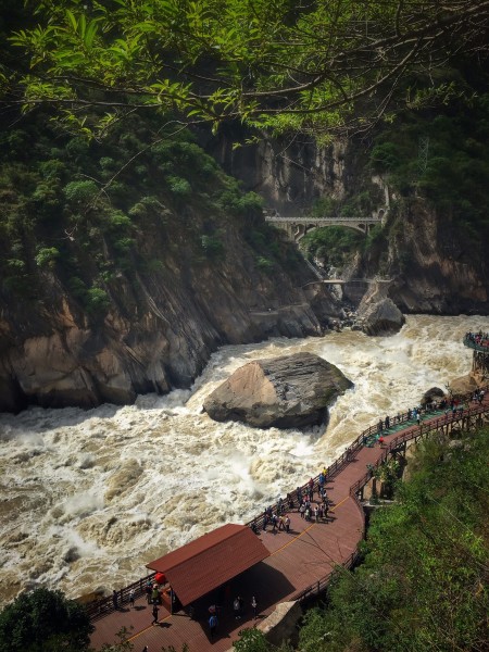 李现在虎跳峡举国旗